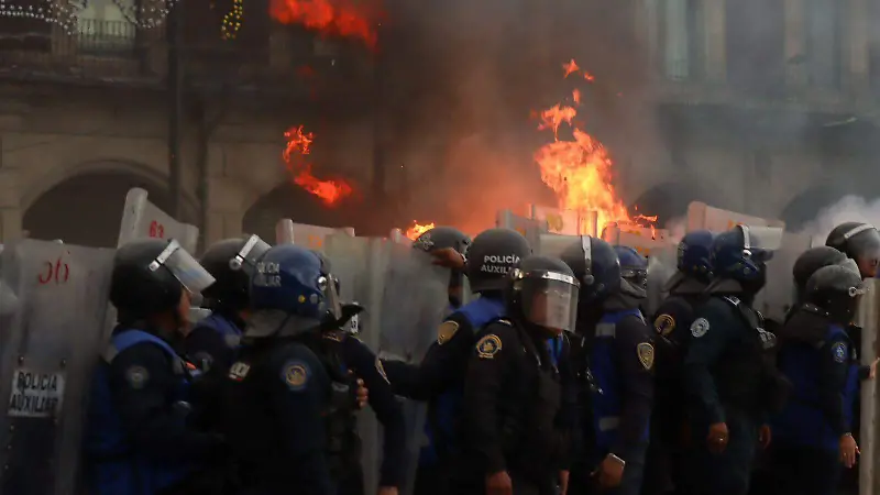 Enfrentamiento entre manifestantes y policías